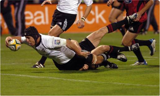 Stormers player dives in for a try