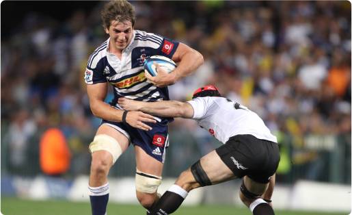 Eben Etzebeth breaking a tackle