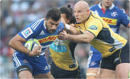Damian De Allende breaking a tackle