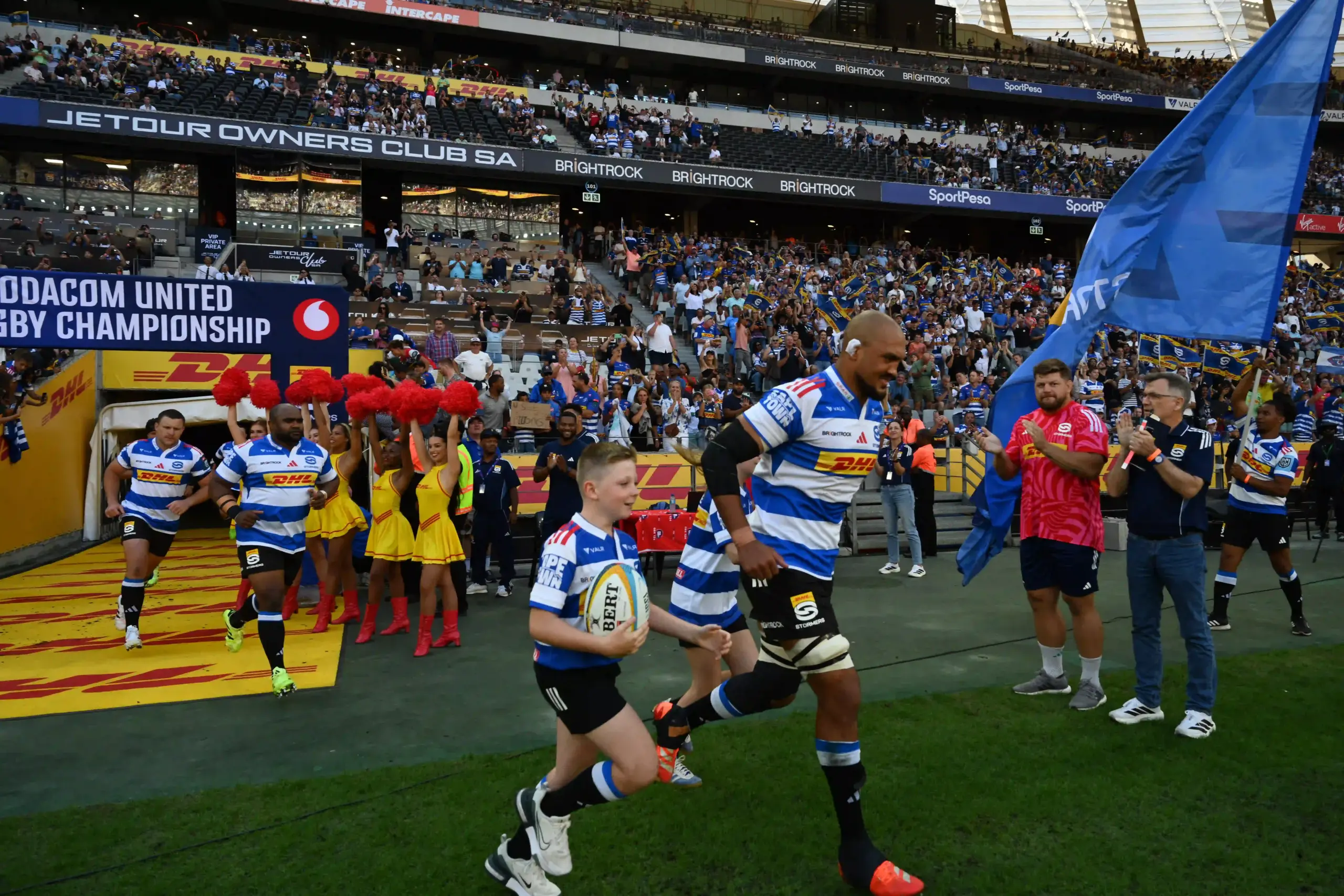 Kid mascots run out with Salmaan Moerat