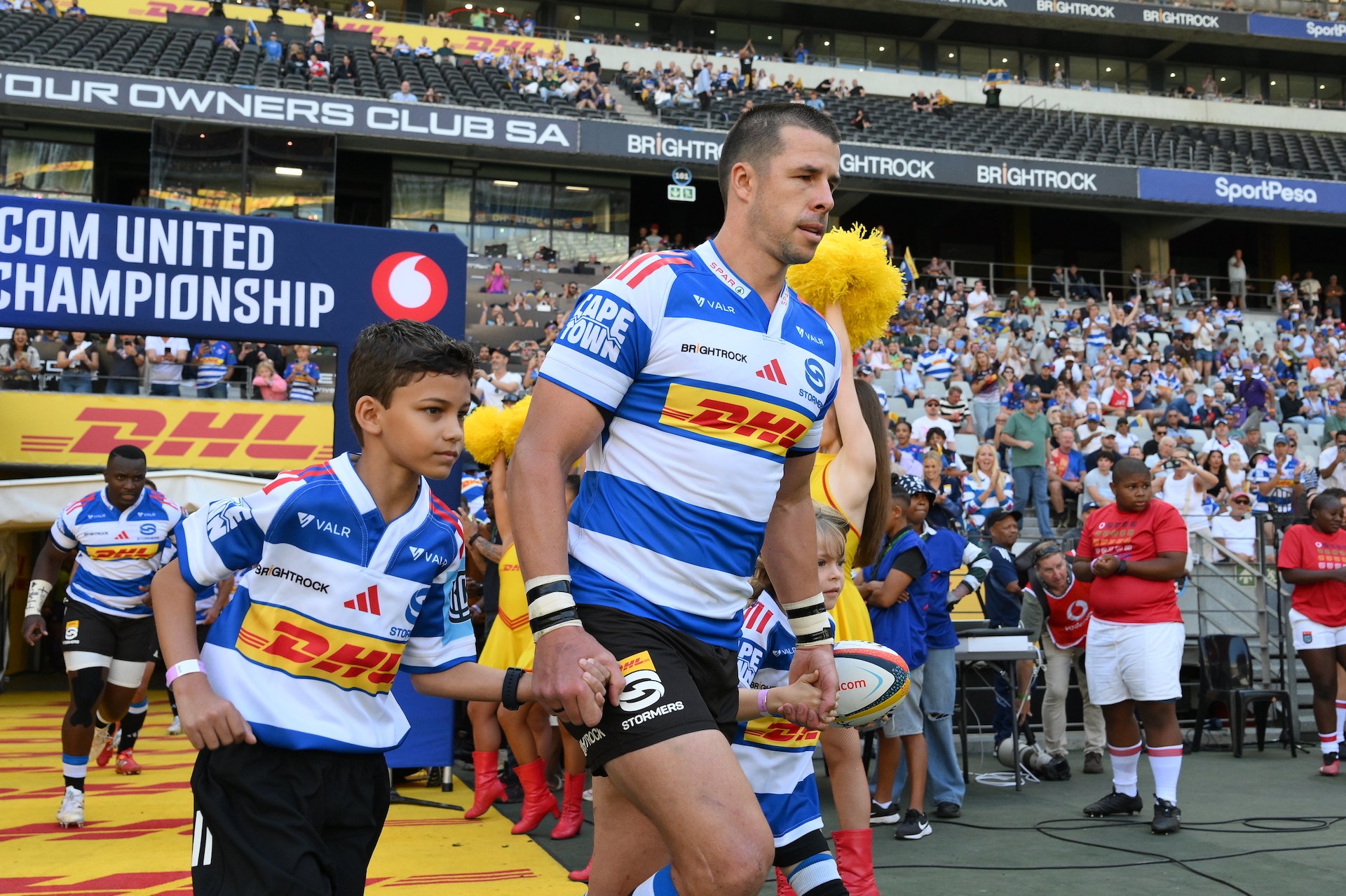 Kids mascots run out with Ruhan Nel
