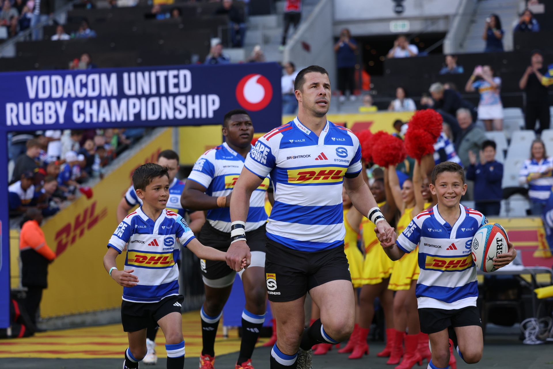 Kids mascots run out with Ruhan Nel